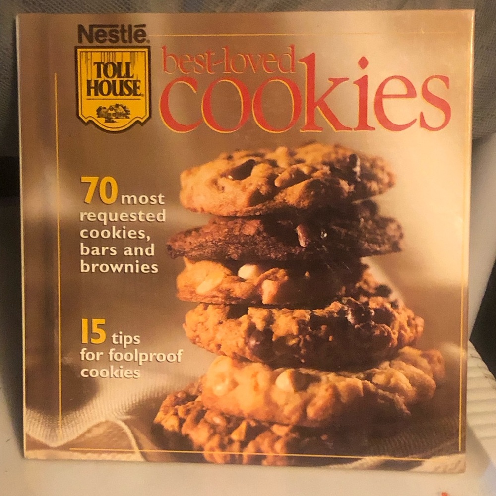 NEST Fragrances Best-Loved Cookies Cookbook - Yellow and Red